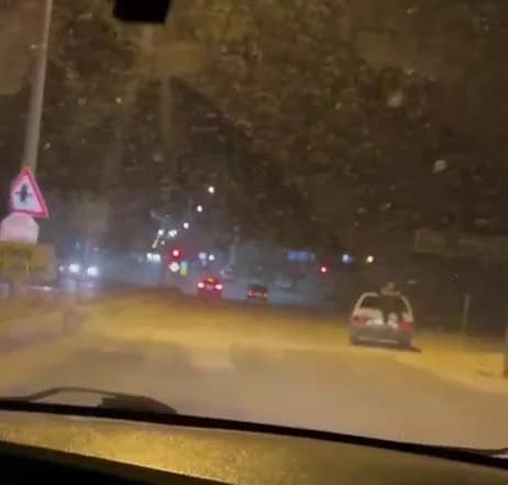 Adıyaman’da tehlikeli yolculuk tepki çekti Adıyaman’da bir kişi, seyir halindeki otomobilin bagaj kapağına oturarak trafikte