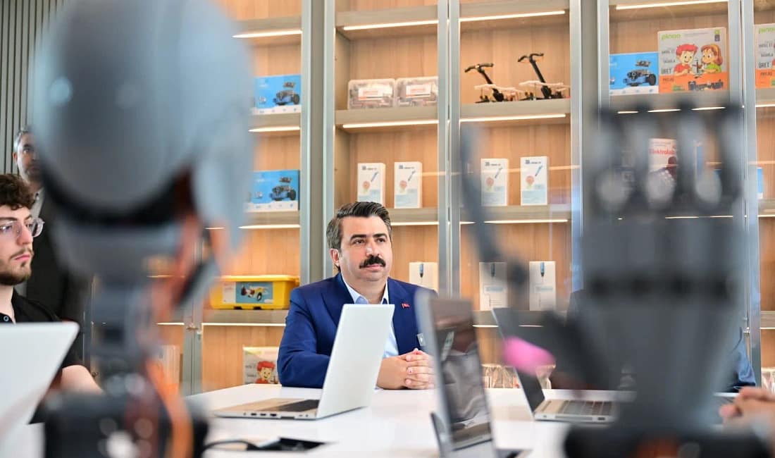Yıldırım Yapay Zeka Ve Teknoloji Merkezi’nde eğitimler başladı Bursa’da Yıldırım Belediyesi Yapay Zeka ve Teknoloji Merkezi, gençlerin dijital