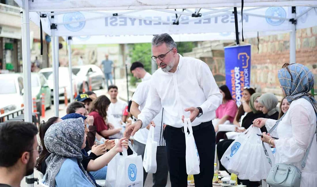 Başkan Erol gençleri dinledi, talepler için harekete geçti Kestel Belediye Başkanı Ferhat Erol, Kestel Belediyesi Millet Kütüphanesi’nde öğrenciler