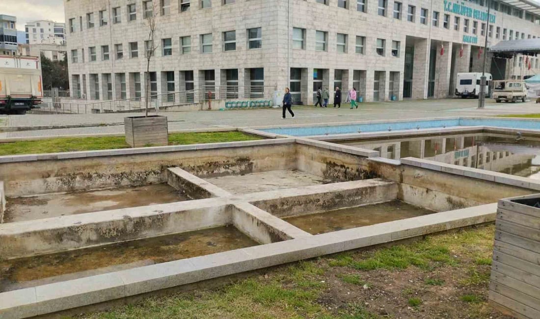 Nilüfer’de atıl süs havuzları kent bahçesine dönüşüyor Nilüfer Belediyesi, uzun süredir kullanılmayan süs havuzlarını çiçek ve bitkilerle