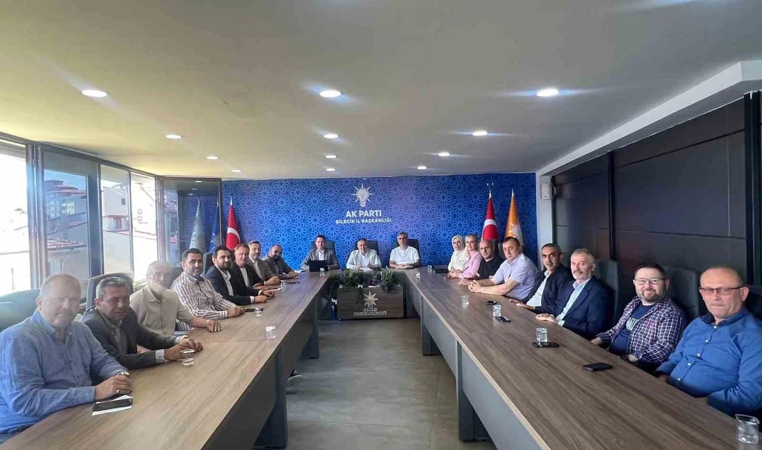 AK Parti’de yol haritası masaya yatırıldı AK Parti Bilecik İl Başkanı Serkan Yıldırım, ilçe başkanları ve