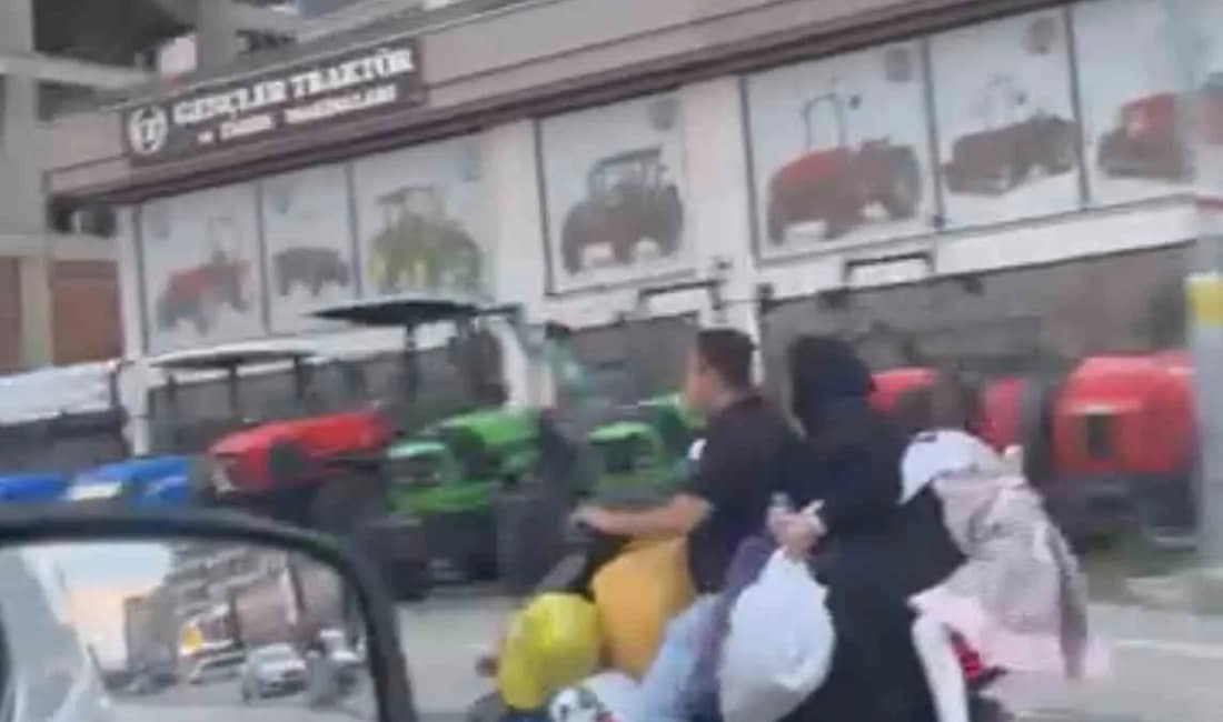 Elektrikli scooter üzerindeki tehlikeli yolculuk Bursa’da bir ailenin çok sayıda eşya ile elektrikli scooter üzerindeki