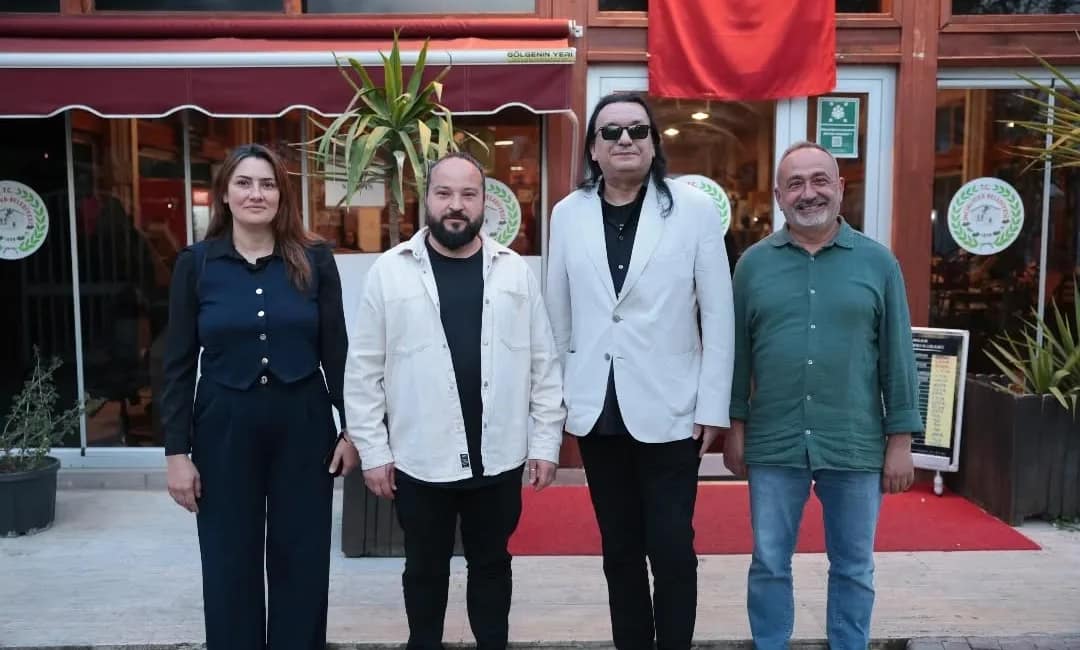 Ünlü sanatçı Gökhan Kırdar İncirliova’da ağırlandı Sanatçı Gökhan Kırdar, Aydın’daki Ege Kariyer Fuarı kapsamında memleketi İncirliova’yı