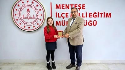 Muğla’da ortaokul öğrencisi Azra Özdemir, İstiklal Marşı’nı Güzel Okuma Yarışması’nda