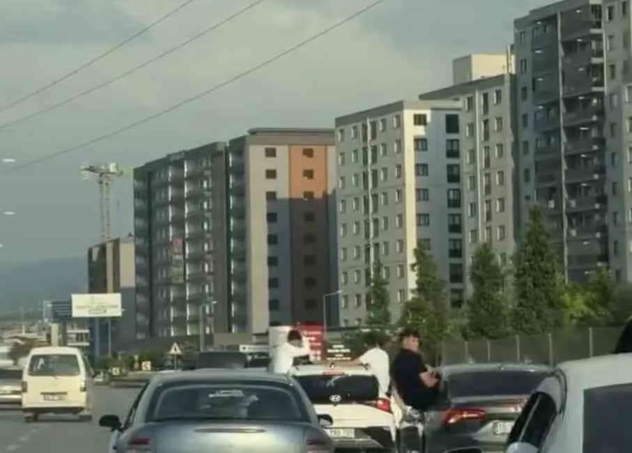 Düğün konvoyunda tehlikeli yolculuk Bursa’da düğün konvoyunda tehlikeli hareketler yapan şahıslar, hem kendi canlarını