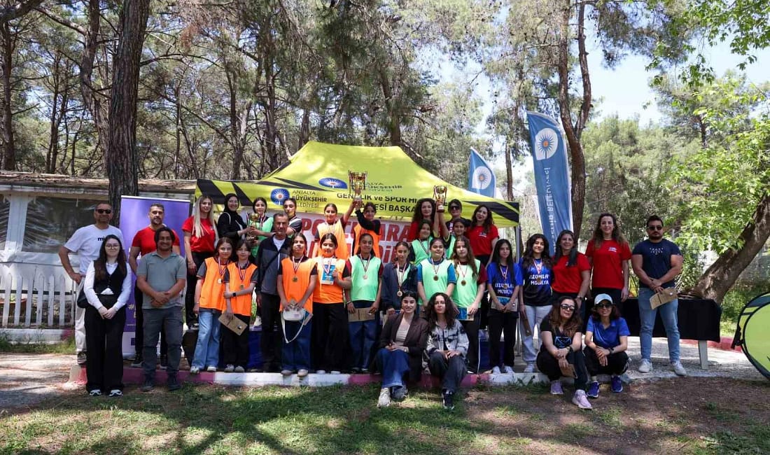 Floor curling turnuvasında kızlar sahne aldı Antalya Büyükşehir Belediyesi’nin başlattığı projeyle kız çocukları floor curling ile