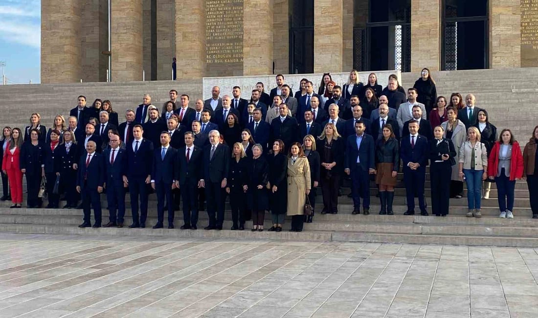 CHP kurultay heyeti 39. Olağan Kurultay öncesi Anıtkabir’i ziyaret etti CHP Genel Başkan Yardımcısı ve Parti Sözcüsü Deniz Yücel başkanlığındaki