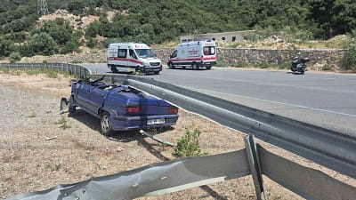Muğla’nın Bodrum ilçesinde kontrolden çıkan otomobil çelik bariyerlerin altına girdi.