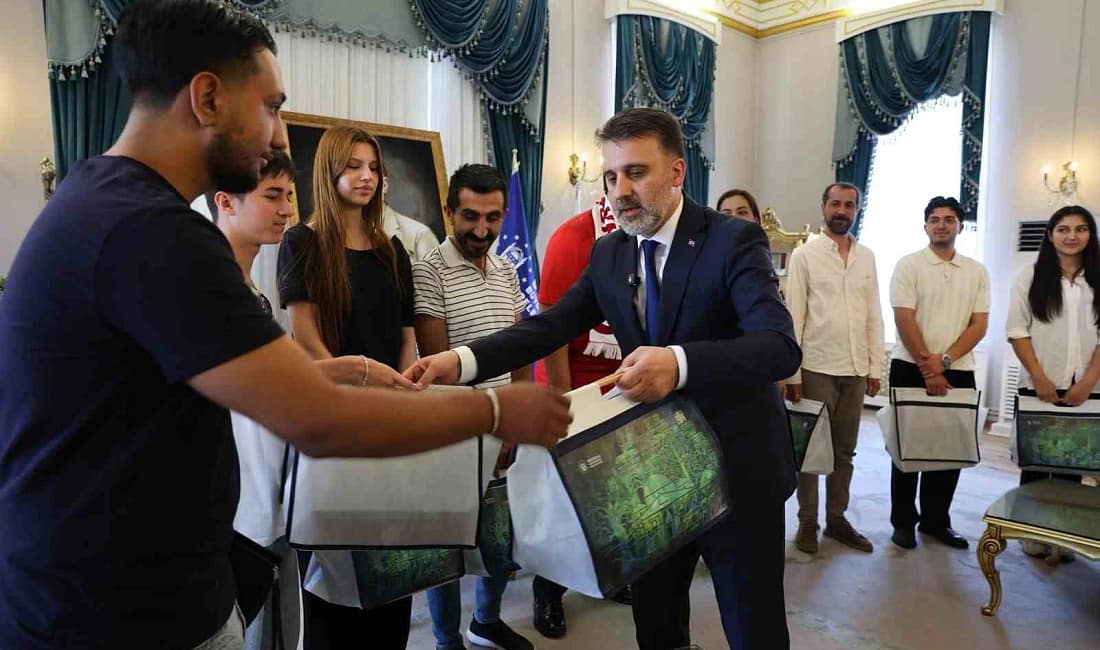Başkan Vekili Biba, şampiyon marşın bestecilerini ağırladı Bursa Büyükşehir Belediyesi Başkan Vekili Şahin Biba, Milli Eğitim Bakanlığı