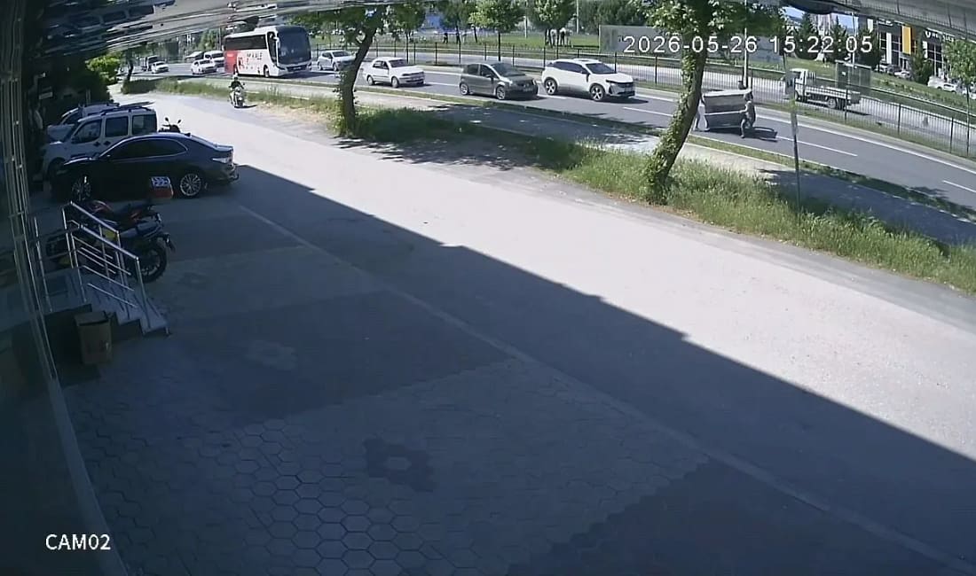 Kamyonetten düşen demir kafes faciaya davetiye çıkardı Bursa’nın İnegöl ilçesinde seyir halindeki kamyonetin kasasından düşen dev demir