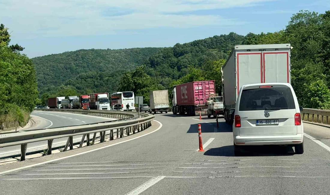 Arızalanan otomobil, Yalova-Bursa karayolunu kitledi Yalova-Bursa karayolunda devam eden asfalt çalışmaları sebebiyle tek şeritten sağlanan