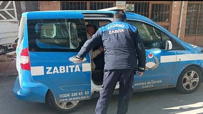 Mersin’in Akdeniz ilçesinde çıkan yangında evi kullanılamaz hale gelen ve