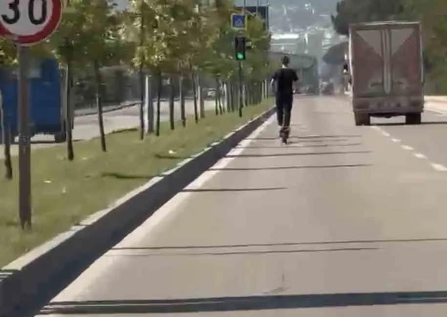 Elektrikli scooter üzerinde tehlikeli yolculuk kamerada Bursa’da elektrikli scooter sürücüsünün trafikteki tehlikeli ilerleyişi cep telefonu kamerasına