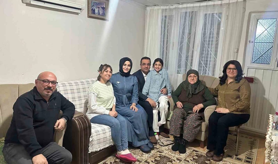 Kaymakam Dalak’tan şehit annesine Ramazan ziyareti Manisa’nın Sarıgöl ilçesinde Kaymakam Halil Dalak ve eşi Ayfer Dalak,