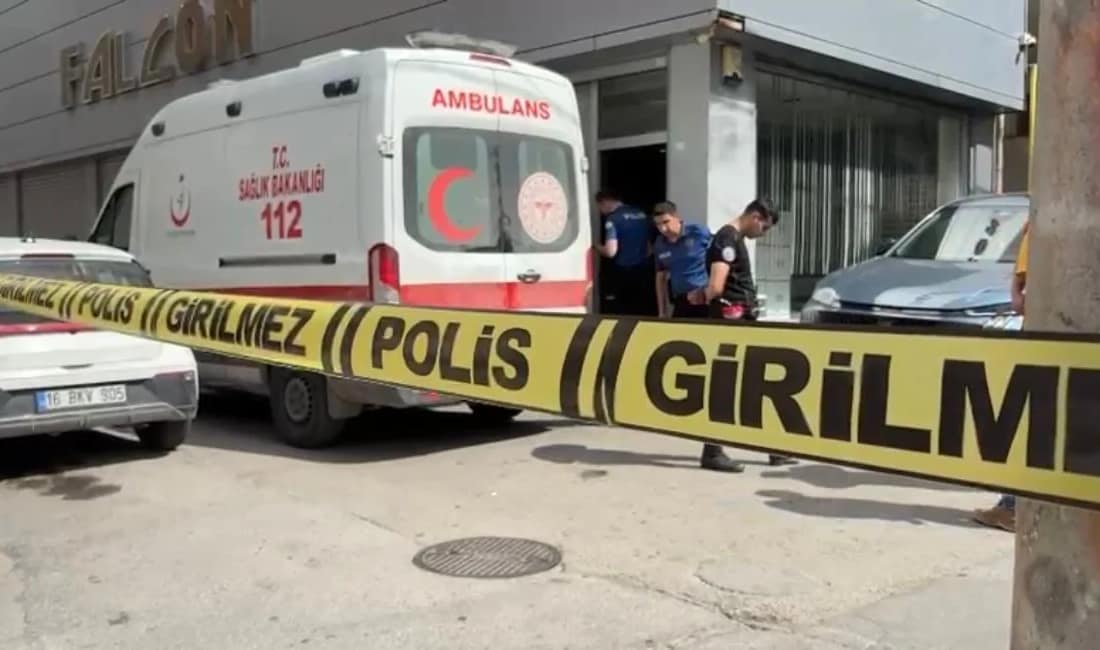 Bursa’da dehşet…Bir kadını öldürüp canına kıydı Bursa’da bir kişi ayakkabıcılar çarşısında işyerinde bir kadını öldürüp aynı