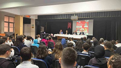 Eskişehir’de düzenlenen programda öğrencilere meslek liselerinin önemi ve girişimcilik konusunda