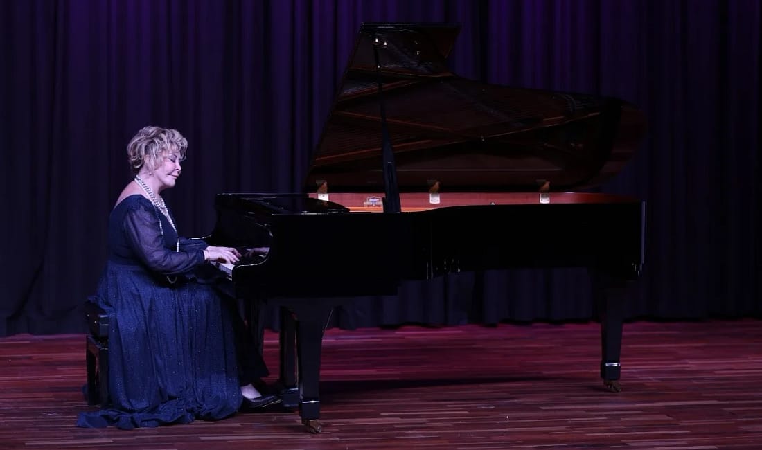 Gülsin Onay Denizli’de öğrencilerle buluştu Dünyaca ünlü piyanist ve devlet sanatçısı Gülsin Onay, Denizli’de düzenlenen