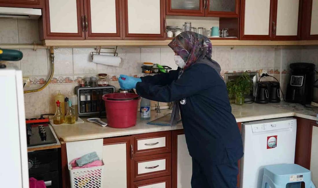 Başkan Balaban talimat verdi, yaşlı kadının evi pırıl pırıl yapıldı Yunusemre Belediye Başkanı Semih Balaban’ın talimatıyla, sağlık sorunları nedeniyle ev