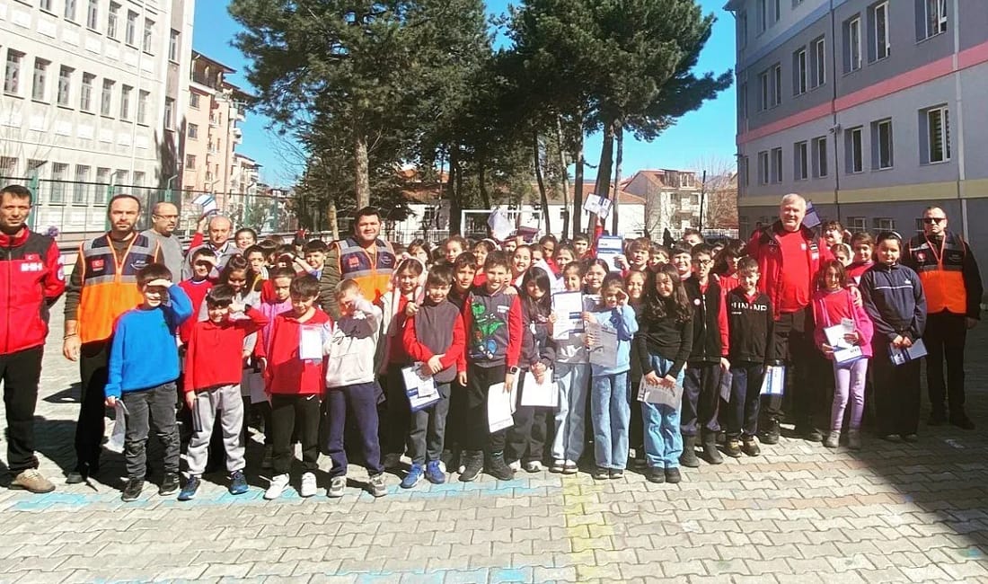 Simav’da öğrencilere afet farkındalık eğitimi verildi Kütahya’nın Simav ilçesinde AFAD tarafından öğretmen ve öğrencilere Okul Afet