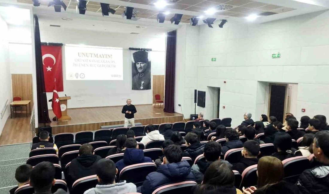 Selçuk’ta öğrencilere güvenli internet eğitimi İzmir’in Selçuk ilçesinde lise öğrencilerine yönelik SİBERAY Projesi kapsamında güvenli