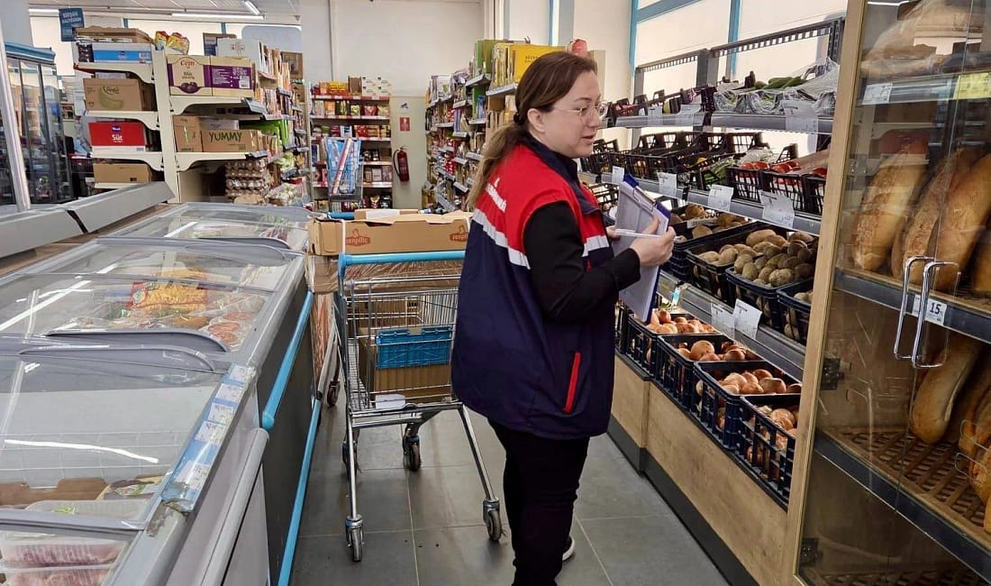 Piyasa takibi için marketlerde sıkı kontrol Afyonkarahisar’da marketlerde ürün fiyatlarına yönelik denetimler devam ediyor. İl Tarım