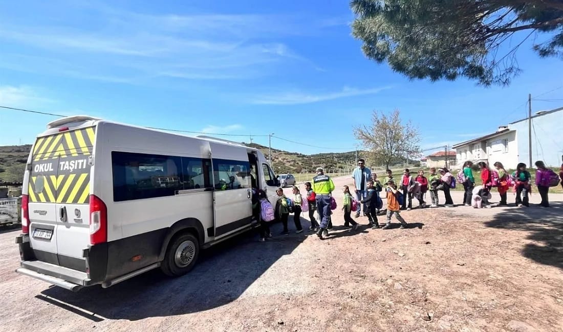 Jandarmadan öğrenci güvenliği için geniş kapsamlı kontrol Balıkesir’de jandarma ekipleri okul çevreleri ve servis araçlarında denetim yaptı.