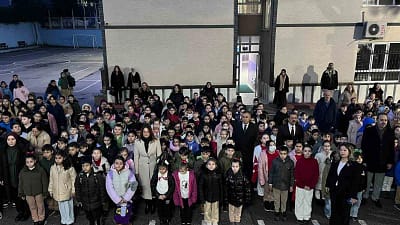 Bursa’da ilkokul öğrencileri 6 Şubat depremlerinin yıl dönümünde düzenlenen anlamlı