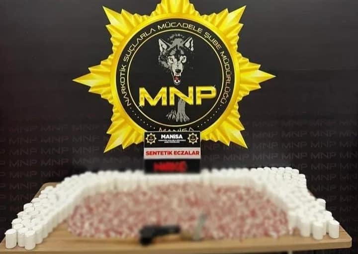 Manisa’da uyuşturucu operasyonu: 3 tutuklama Manisa’da narkotik ekiplerinin düzenlediği operasyonda 10 bin 746 adet sentetik