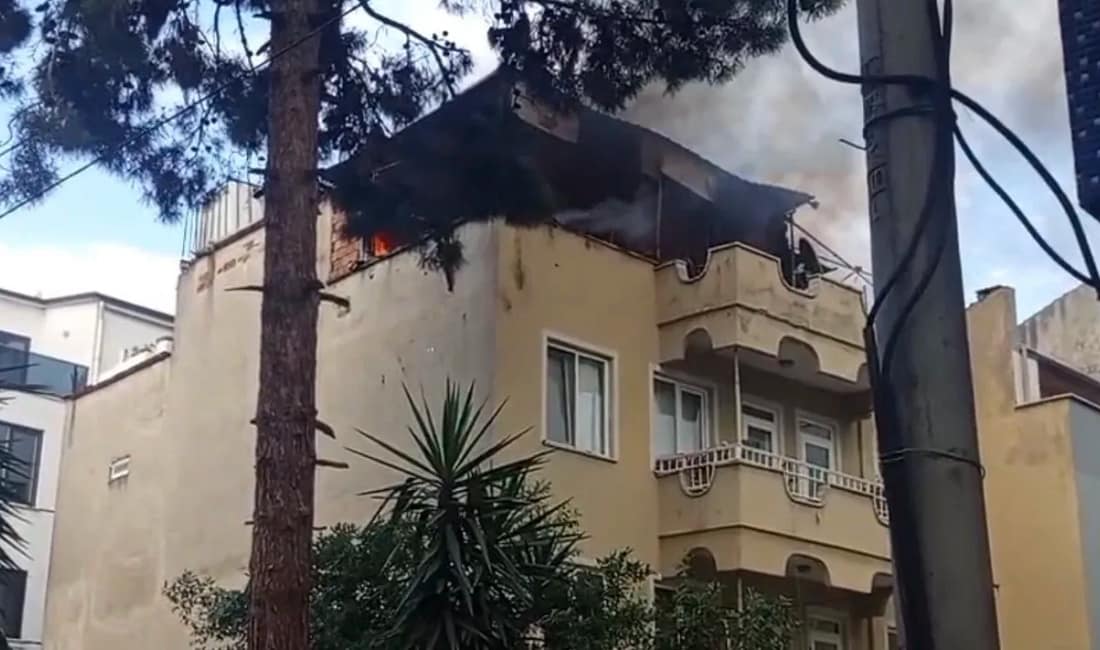 Çatı yangını mahallede paniğe neden oldu Bursa’nın Osmangazi ilçesinde bir evin çatısında çıkan yangın paniğe neden