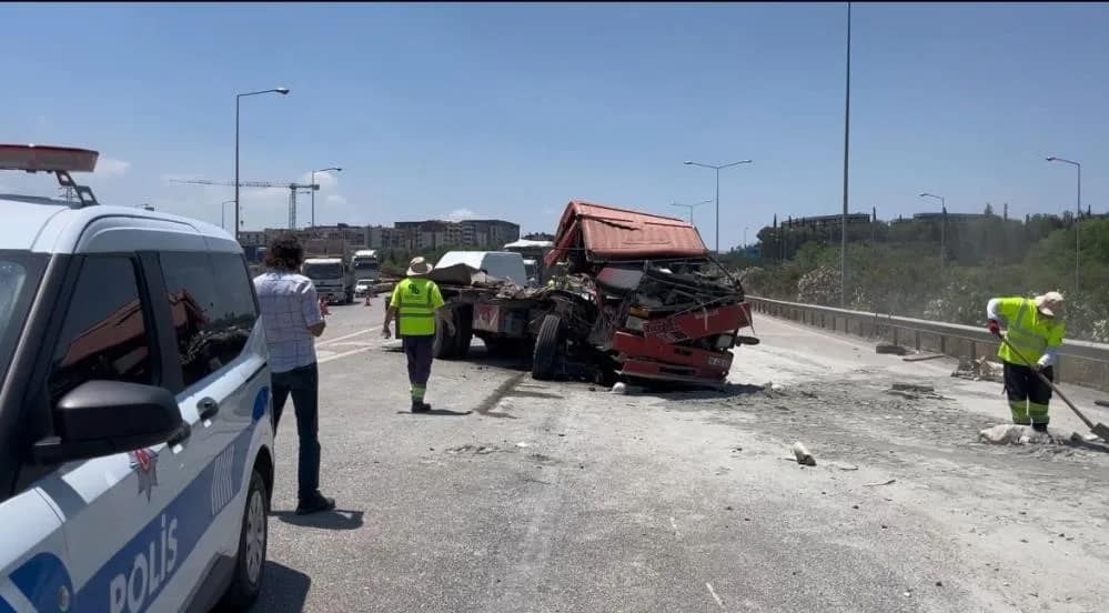 Otobandaki feci kazada hayatını kaybeden sürücünün kimliği belli oldu Bursa’da İstanbul-İzmir otoyolunda, emniyet şeridinde arızalanan araç ile tamir için