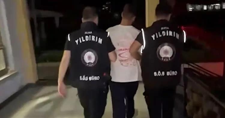 12 yıl 6 ay hapis cezasıyla aranıyordu, kovalamaca sonrası yakalandı Bursa’da hakkında “Uyuşturucu veya Uyarıcı Madde Ticareti Yapma veya Sağlama”