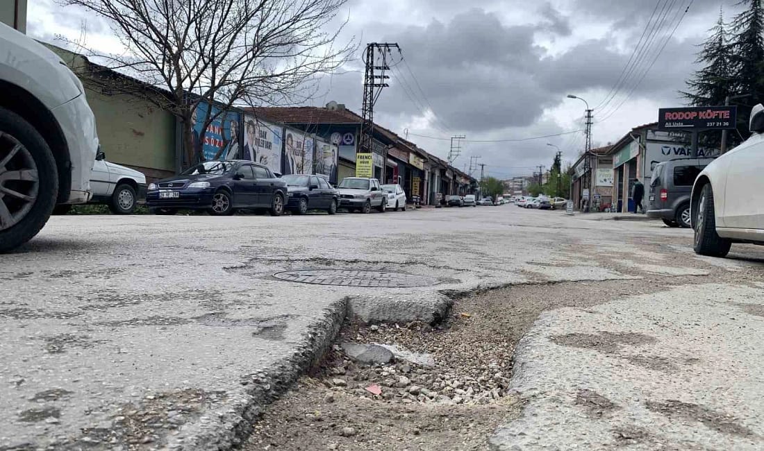 Kazazede sürücülere müjde; sorumlular bozuk yol tazminatı ödeyecek Yollardaki bakım eksikliği sebebiyle araçlarda meydana gelen lastik yarılması, jant