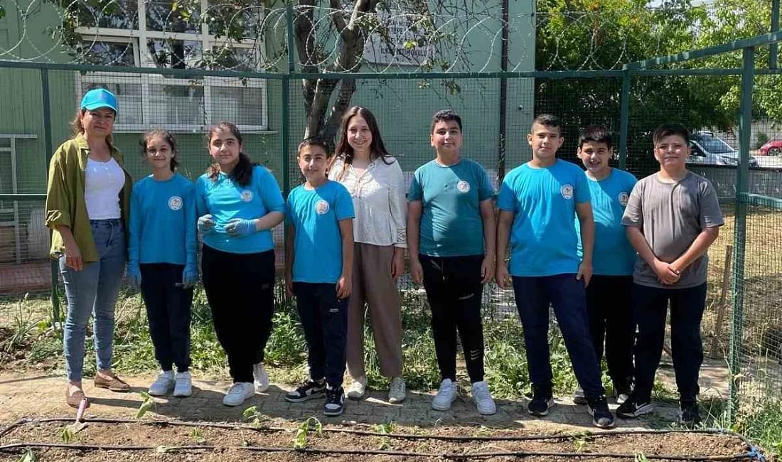 Öğrenciler kendi bitkilerini yetiştirecek Nilüfer Belediyesi, Işıktepe Mahallesi’ndeki Rüveyde Dörtçelik İlkokulu’nun bahçesinde öğrencilerle birlikte