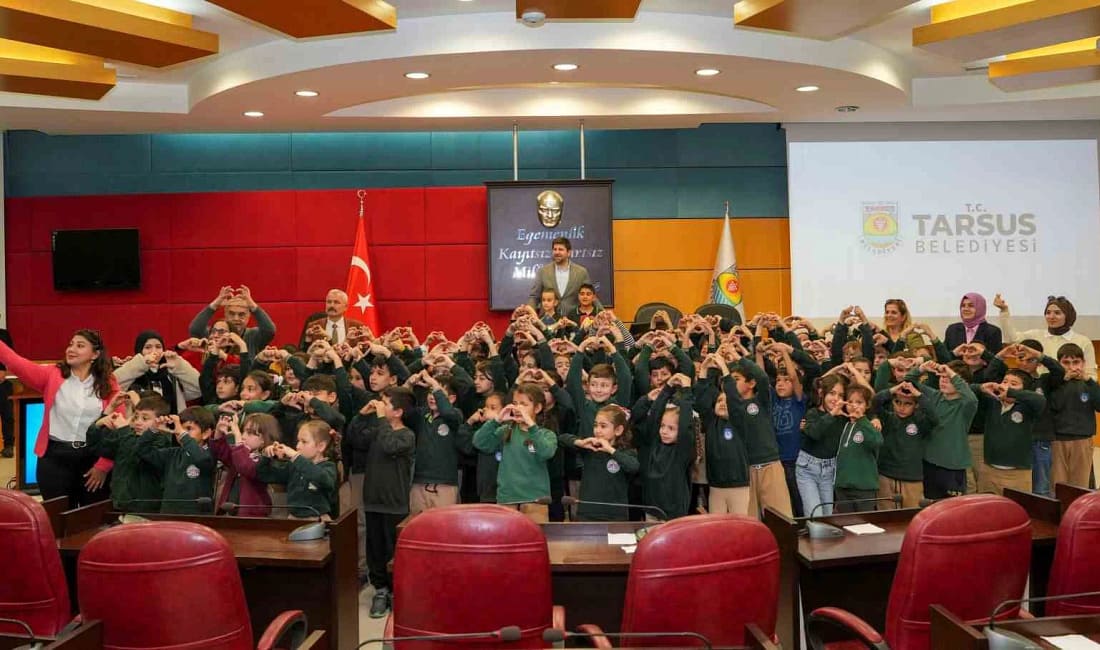 Tarsuslu öğrenciler belediyeyi ziyaret etti Mersin’in Tarsus ilçesinde ilkokul öğrencileri belediyeyi ziyaret ederek yerel yönetimlerin