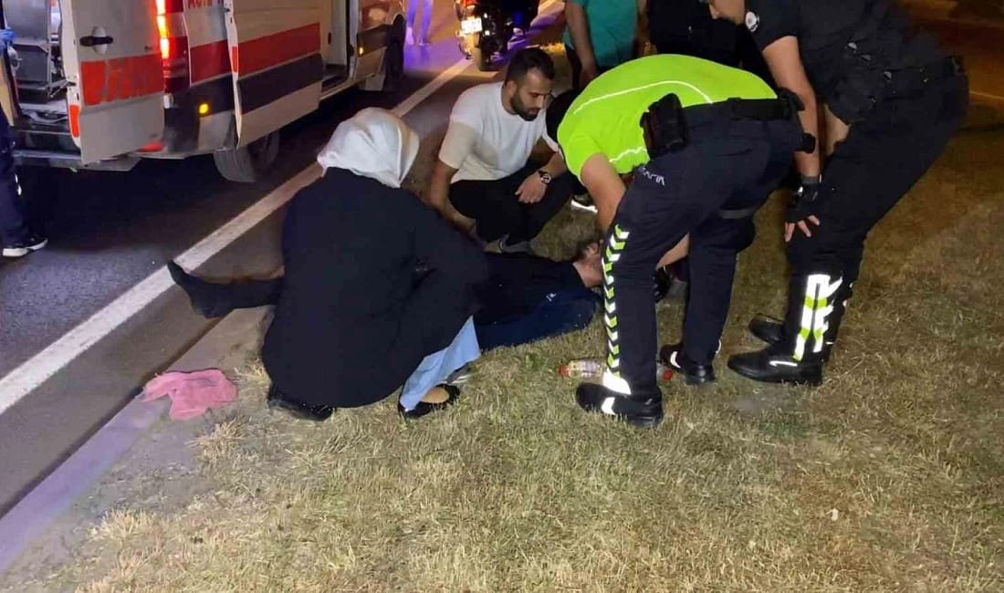 Devrilen motosikletten düşen genç yaralandı, annesi yanından ayrılmadı Bursa’nın İnegöl ilçesinde meydana gelen kazada devrilen motosikletten düşen genç