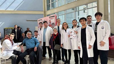 Muğla Sıtkı Koçman Üniversitesi Tıp Fakültesi öğrencileri hastane girişinde kurdukları