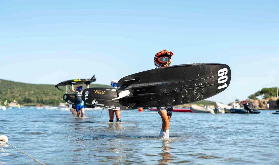 Dünya Motosurf Şampiyonası’nda ilk gün etap yarışları sona erdi Çeşme Şifne’de düzenlenen İzeltaş Dünya Motosurf Şampiyonası’nın ilk etap yarışlarının