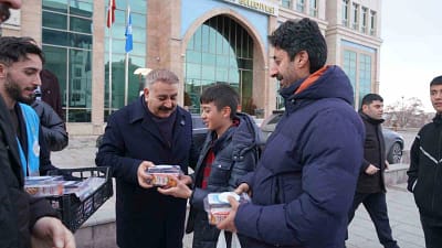 Palandöken Belediye Başkanı Muhammet Sunar, “İftara 5 Kala” etkinliğinde vatandaşlarla