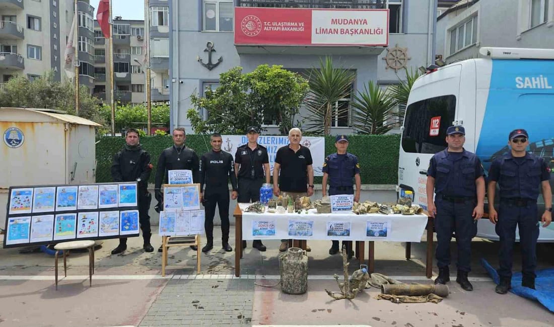 Polis bu kez mavi vatan için temizlik operasyonu yaptı Bursa’nın Mudanya ilçesinde Çevre Haftası çerçevesinde düzenlenen etkinlikte, polis dalgıçlar
