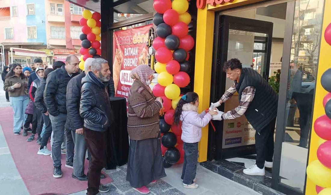 Batman’da yeni dönerci bin kişiye iftar verdi Batman’da açılan yeni dönerci, açılışa özel düzenlediği etkinlikte bin kişiye