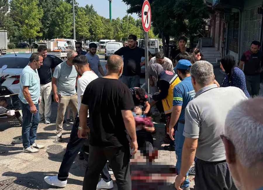 Yaralı babanın zor anları: “Oğlum sakın ölme” Bursa’nın Yıldırım ilçesinde komşu iki esnaf arasında iş yeri önüne