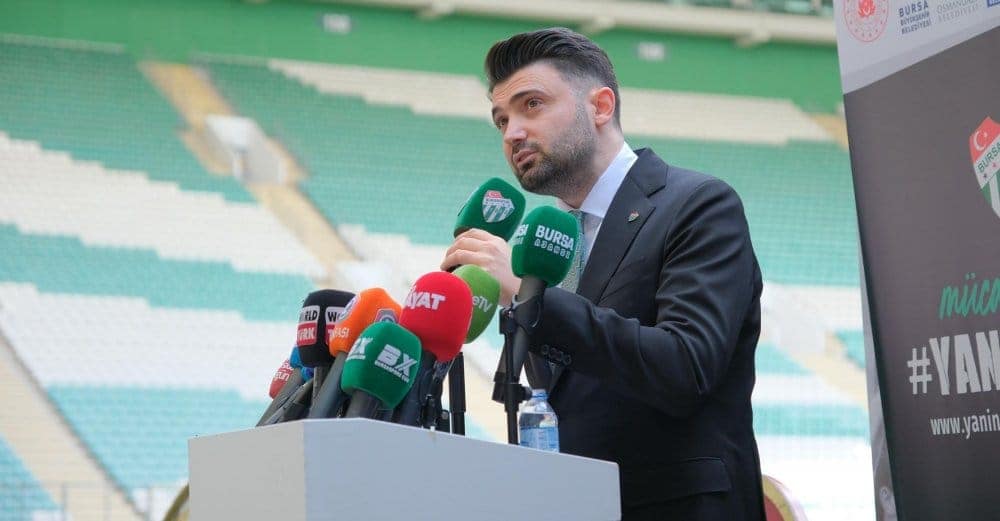 Bursaspor’da transfer tahtası tamamen açıldı Bursaspor Başkanı Enes Çelik, transfer tahtasındaki son iki yabancı dosyanın