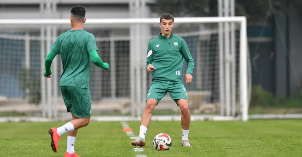 Isınma, pas-koşu çalışmaları ve geniş alan oyunlarının yer aldığı öğle