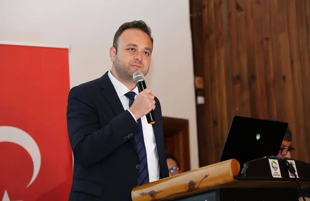 Başkan Dere yapılan yatırımları vatandaşlarla paylaştı Çivril Belediye Başkanı Semih Dere, 2024-2025 yılları arasında ilçede hayata