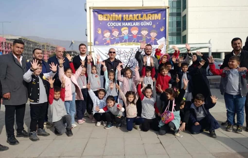 Kahramanmaraşlı öğrenciler Dünya Çocuk Hakları Gününde farkındalık oluşturdu Kahramanmaraş’ın Dulkadiroğlu ilçesindeki Sarıkaya İlkokulu öğrencileri, 20 Kasım Dünya Çocuk