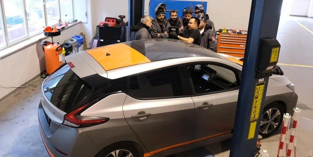 BUTGEM’de yeni nesil araç teknolojilerine yoğun ilgi BTSO Eğitim Vakfı bünyesindeki BUTGEM, elektrikli ve hibrit araçlara yönelik