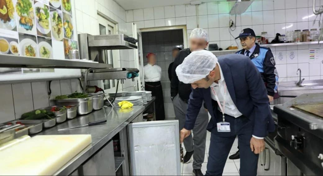 Ataşehir’de gıda denetimleri artırıldı Ataşehir Belediyesi, artan gıda zehirlenmesi vakalarının ardından ilçe genelindeki tüm