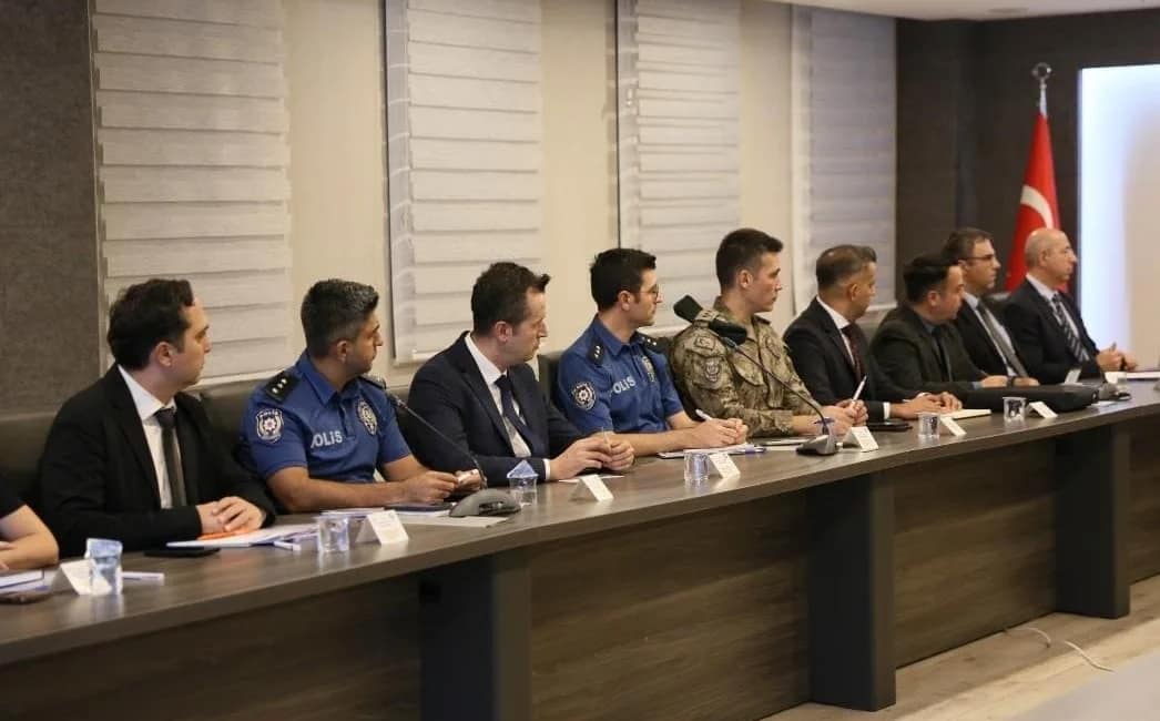 Şırnak’ta güvenlik tedbirleri artırılıyor Şırnak’ta İl Emniyet Müdürü Volkan Sazak başkanlığında yapılan toplantıda okul