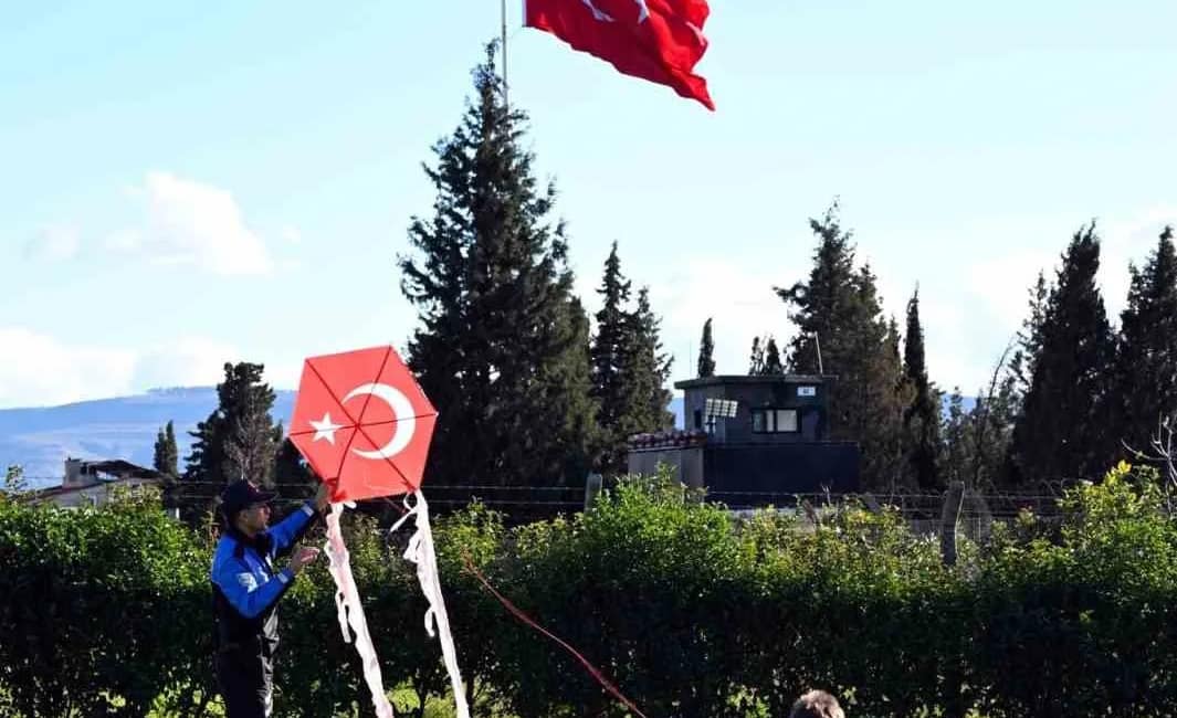 Çanakkale’de emniyetten çocuklara uçurtma şenliği Çanakkale’de Toplum Destekli Polislik ekipleri tarafından düzenlenen uçurtma şenliğinde çocuklar