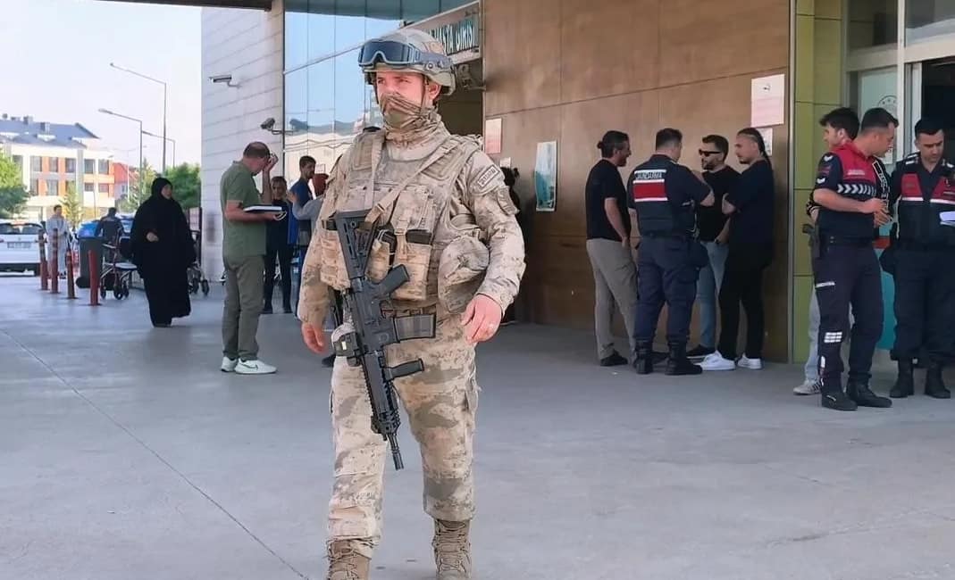Bursa’da uyuşturucu tacirlerine yönelik 70 adrese eş zamanlı baskın Bursa’nın İnegöl ilçesinde uyuşturucu tacirlerine yönelik dev operasyon düzenlendi. 500